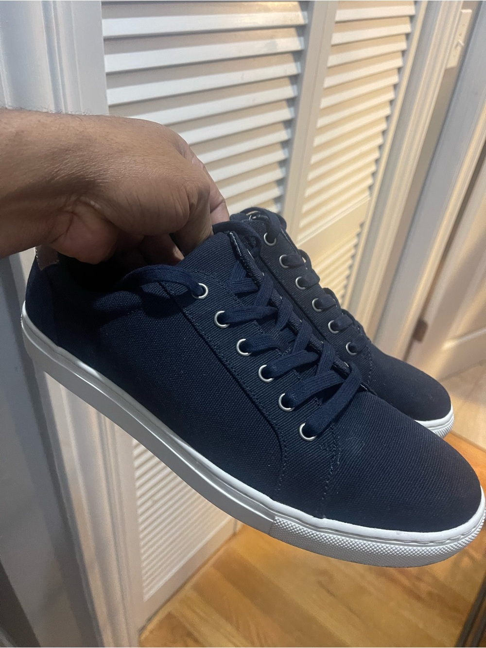 Banana Republic Navy Canvas Low-Top Sneakers with White Sole Sz 10.5